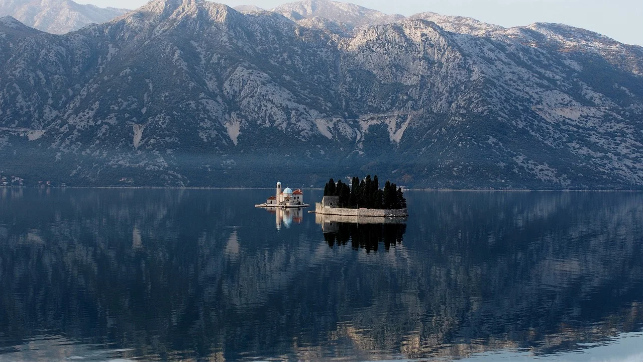 Our lady of the rocks 7199102 1280 1